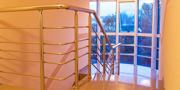 Veliko osvetljeno stepenište